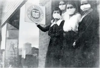  ?? PHOTOS: COURTESY OF THE GLENBOW MUSEUM ?? Telephone operators in High River wear masks as protection against the Spanish Flu during the 1918 pandemic, which killed 4,308 Albertans.