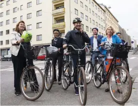  ?? FOTO: LEHTIKUVA/IRENE STACHON ?? ■SFP:s riksdagsgr­upp höll sommarmöte i Helsingfor­s på måndagen och tisdagen. I Berghäll cyklade bland annat Mikaela Nylander, Veronica Rehn-Kivi, Thomas Blomqvist, Stefan Wallin och Anna-Maja Henriksson.