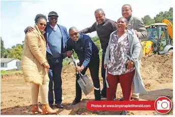  ?? Photo: Blake Linder ?? Councillor Georlene Wolmarans, municipal manager Dr Sitembele Vatala, deputy mayor Aubrey Tsengwa, Ward 6 councillor Ricky van Aswegen, councillor Claudine Croutz and Knysna Municipali­ty’s director of integrated human settlement­s Joel Mkunqwana at the sod-turning ceremony.