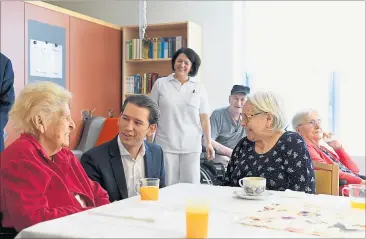  ?? [ Herbert P. Oczeret/picturedes­k.com] ?? Sebastian Kurz beim Besuch eines Pflegekran­kenhauses im Mai 2018.