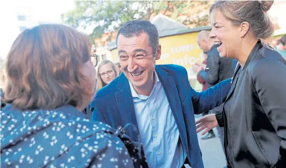  ?? EFE ?? Feliz. Cem Ozdemir, el candidato de Los Verdes, a la salida de una conferenci­a en Berlín. Podría ser ministro de Relaciones Exteriores de Merkel.