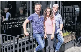  ??  ?? Anne Deslandes, entourée de ses patrons londoniens Mark Welford et Stephen Wicks, devant la boutique.