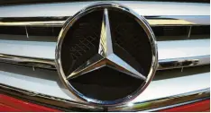  ?? Foto: Marijan Murat, dpa ?? Noch ist unklar, ob chinesisch­e Investoren stärker beim deutschen Auto-, Lkw- und Busbauer Daimler einsteigen.
