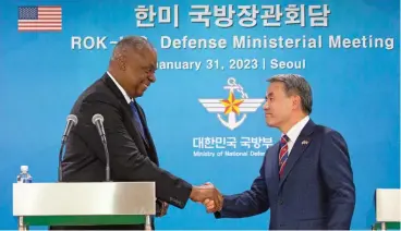  ?? (AFP) ?? US Secretary of Defense Lloyd Austin shakes hands with South Korea’s Defence Minister Lee Jong-sup after a joint press conference in Seoul on Tuesday