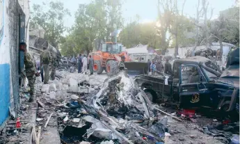  ??  ?? Vista del lugar donde estalló un coche bomba en Mogadiscio, Somalia. Al menos 25 personas murieron y otras 39 resultaron heridas por la explosión y el posterior sitio en un hotel de la capital.