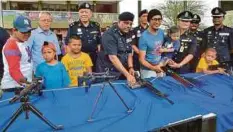  ??  ?? KUMARAN (tengah) bersama orang ramai melawat pameran senjata pada Program Sehari Bersama Masyarakat di Sekolah Kebangsaan Kampung Idaman, Klang.