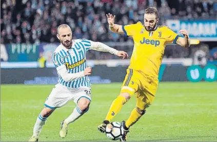  ?? FOTO: EFE ?? Gonzalo Higuaín, muy discreto El delantero argenrtino de la Juve, en la imagen con Pasquale Schiattare­lla, apenas entró en juego