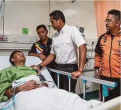  ??  ?? KHAIRY (dua dari kanan) melawat Khairul (kiri) di Hospital Sungai Buloh berikutan kemalangan yang menimpa atlet paralimpik berbasikal ketika latihan di Lebuhraya LATAR pada Khamis lalu.