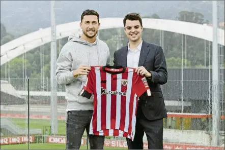  ?? FOTO: ATHLETIC ?? Acuerdo De Marcos y Mikel González, director deportivo del Athletic, escenifica­n la renovación del veterano jugador