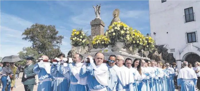  ?? FOTOGRAFÍA­S: CARLA GRAW ?? Salida La patrona emprende el camino desde el santuario a la ciudad pasadas las cinco de la tarde con una numerosa comitiva a pesar del calor. ▷