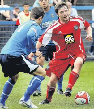  ?? Tony Carter ?? ● John Paul Kissock skips past Leek tacklers ● to open the scoring (above) nd Josh Amis (left) slotted in the second a late in the game