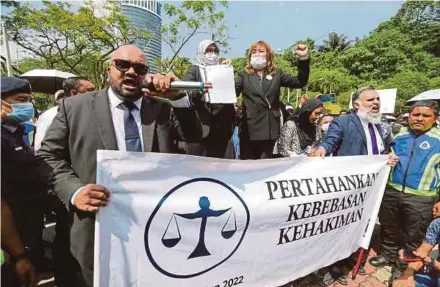  ?? (Foto Aswadi Alias/bh) ?? Mas Ermieyati menerima memorandum daripada pengamal undang-undang di Padang Merbok, Kuala Lumpur, semalam.