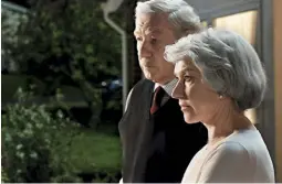  ??  ?? GIOCARE AL GATTO E AL TOPO
Helen Mirren e Ian McKellen, 80 anni, in una scena dell’Inganno perfetto di Bill Condon, al cinema dal 5 dicembre.