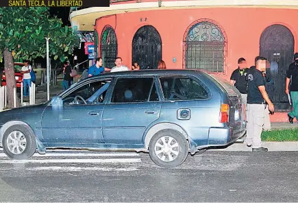  ??  ?? SANTA TECLA, LA LIBERTAD UN VEHÍCULO QUE CIRCULABA POR LA ZONA DEL ATAQUE TAMBIÉN FUE DAÑADO EN EL VIDRIO TRASERO.