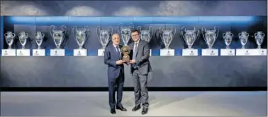  ?? ?? Florentino recibe el premio a Mejor Presidente de 2022 de manos de Guido Vaciago, director de Tuttosport.
