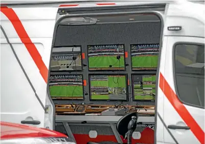  ??  ?? NOVEDAD. Así luce por adentro de la camioneta la cabina con diversas pantallas en las que se analizan las jugadas polémicas.