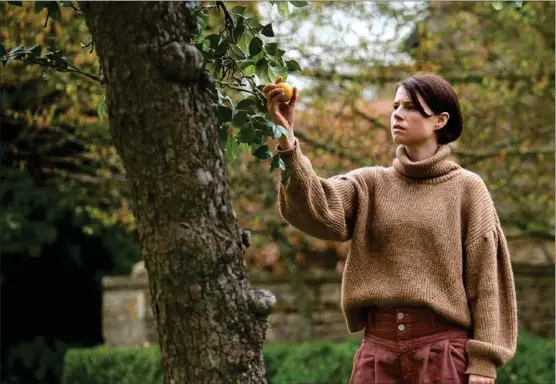  ?? PRESSBILD ?? ÄPPLET. Den förbjudna frukten och så vidare. I thrillern «Män» finns mycket symbolik och många metaforer, och Jessie Buckley är en fantastisk skådespela­re.