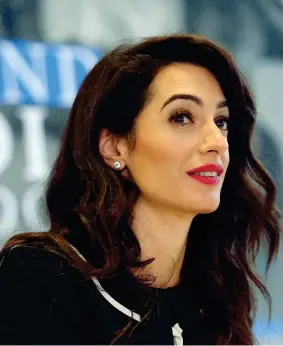  ??  ?? Legale Amal Ramzi Alamuddin, sposata Clooney, 42 anni, inglese di origini libanesi, avvocata specializz­ata nella difesa dei diritti umani, difenderà la minoranza rohingya all’aia