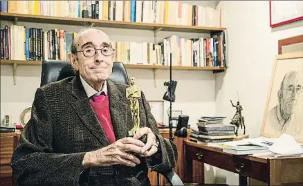  ?? MONTSE GIRALT ?? Josep Maria Caparrós departió de cine religioso con La Vanguardia en su despacho de Barcelona