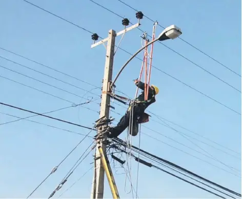  ?? FOTO: AGENCIAUNO ?? ►► El cobro por uso de postes ha generado una histórica pugna entre eléctricas y telecos.