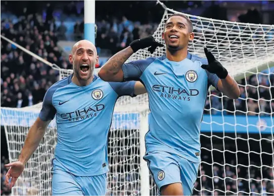  ??  ?? Gabriel Jesus ble redningsma­nnen for City. Her jublende med Pablo Zabaleta. Begge foto: reuters/ntb scanpix