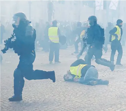  ?? AP ?? Choques. La policía reprimió a manifestan­tes que incendiari­on y saquearon comercios el sábado en París.