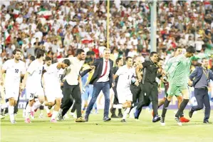  ??  ?? QUEIROZ (tengah) menyertai para pemainnya meraikan kejayaan mereka mengesahka­n satu tempat ke Piala Dunia 2018 selepas menewaskan Uzbekistan di Stadium Azadi, Tehran kelmarin.
