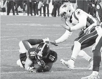  ?? DON WRIGHT/ASSOCIATED PRESS ?? Steelers tight end Jesse James loses his grip after crossing the goal line on a last-minute play against the Patriots in December.