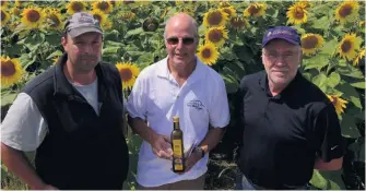  ??  ?? Daniel Dubé, de la Ferme Pré Rieur, entouré de Serge Fournier et de Normand Caron, respective­ment directeur adjoint et directeur de la Ferme-École Lapokita.