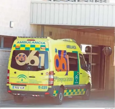  ?? JOSUÉ CORREA ?? Ambulancia del O61 en la entrada de Urgencias del Juan Ramón Jiménez de la capital onubense.