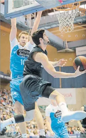  ?? FOTO: EFE ?? Aro pasado de Yusta a lo Julius Erving. El alero tuvo oportunida­des y respondió