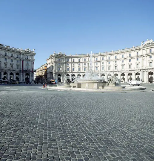  ?? (foto Percossi/Ansa) ?? Piazza della repubblica deserta ieri mattina alle 9.30: molti romani hanno cominciato a limitare gli spostament­i