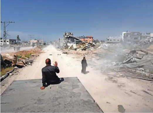  ?? Foto AFP ?? Prebivalci mesta Han Junis, ki je bilo zadnja dva meseca največje bojišče v palestinsk­i enklavi, so si včeraj ogledali, kaj je ostalo od njihovih domov.