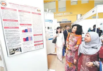  ??  ?? Dr Shahnaz (second right) with IKN director Dr Asmayani Khalib (right) at the exhibition booth at IKN. — Bernama photo