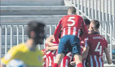  ?? FOTO: J. A. SIRVENT ?? Los jugadores del Atlético de Madrid B celebran uno de los goles anotados durante esta temporada