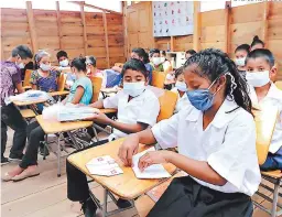  ?? FOTO: EL HERALDO ?? Varios centros educativos del interior han optado por volver a las aulas de clases respetando la biosegurid­ad.