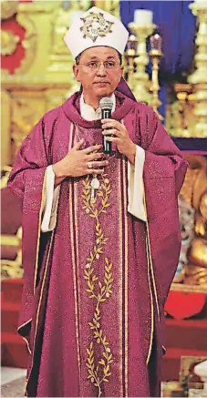  ??  ?? PENDIENTE. Monseñor Juan José Pineda fue hasta ayer obispo auxiliar de Tegucigalp­a. No se dijo cuál será su futuro en la Iglesia.