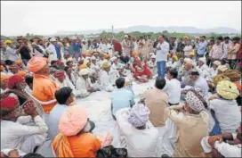  ??  ?? Hanwant Singh of Lokhit Pashupalan sansthan addresses a meeting of camel herders.
DEEPAK SHARMA/HT