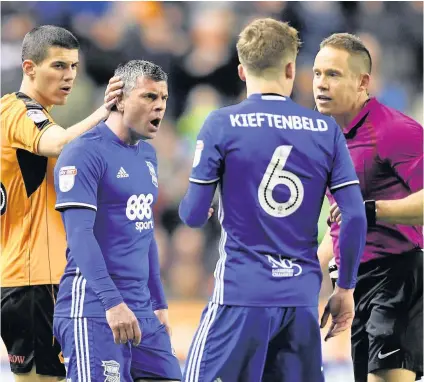  ??  ?? > Paul Robinson is sent off, despite Maikel Kieftenbel­d’s protest, but the red card was rescinded