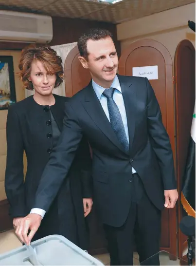  ?? / AFP ?? Bashar al Asad y su esposa, Asma, durante las elecciones del año pasado, en las que el presidente arrasó.