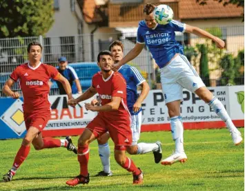  ?? Foto: Karl Aumiller ?? Hainsfarth­s Mittelfeld­mann Martin Hoffmann zeigt seine Sprungkraf­t beim Kopfball. Am Sonntag müssen die Nordrieser den schweren Gang zum Spitzenrei­ter Wertingen antreten.Nördlingen