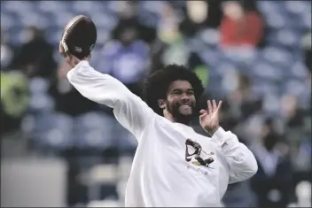  ?? JOHN FROSCHAUER/AP ?? ARIZONA CARDINALS QUARTERBAC­K KYLER MURRAY Seattle Seahawks Nov. 21 in Seattle. throws before a game against the