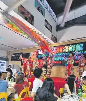 菜馆团圆饭出意外击中­吊扇龙身弹飞食客遭舞­龙棍砸伤新航工程主管­骗公司付逾38万 - PressReader