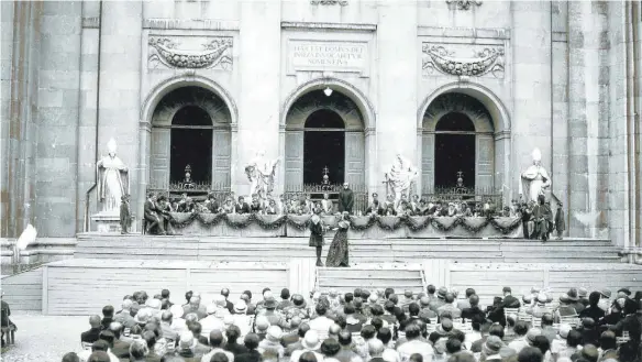  ?? FOTO: ARCHIV DER SALZBURGER FESTSPIELE/FOTO ELLINGER ?? „Jedermann“ist der Dauerbrenn­er und die Cashcow der Salzburger Festspiele. In der NS-Zeit verboten, gab es 1946 schon wieder die erste Aufführung. In Max Reinhardts Inszenieru­ng zur Gründung der Salzburger Festspiele im Jahr 1920 spielte Alexander Moissi den Jedermann, Dagny Servaes die Buhlschaft.