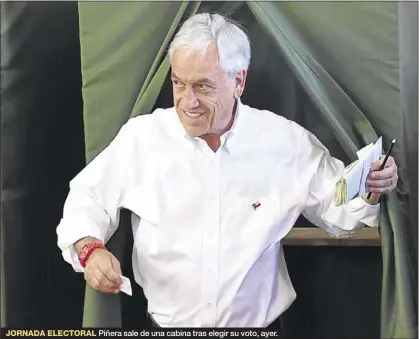  ?? AFP/ MARTIN BERNETTI ?? JORNADA ELECTORAL Piñera sale de una cabina tras elegir su voto, ayer.