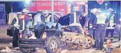  ?? FOTO: PATRICK SCHÜLLER ?? Die Feuerwehr musste das Dach des Kleinwagen­s entfernen, um drei Schwerverl­etzte und den Fahrer zu befreien.