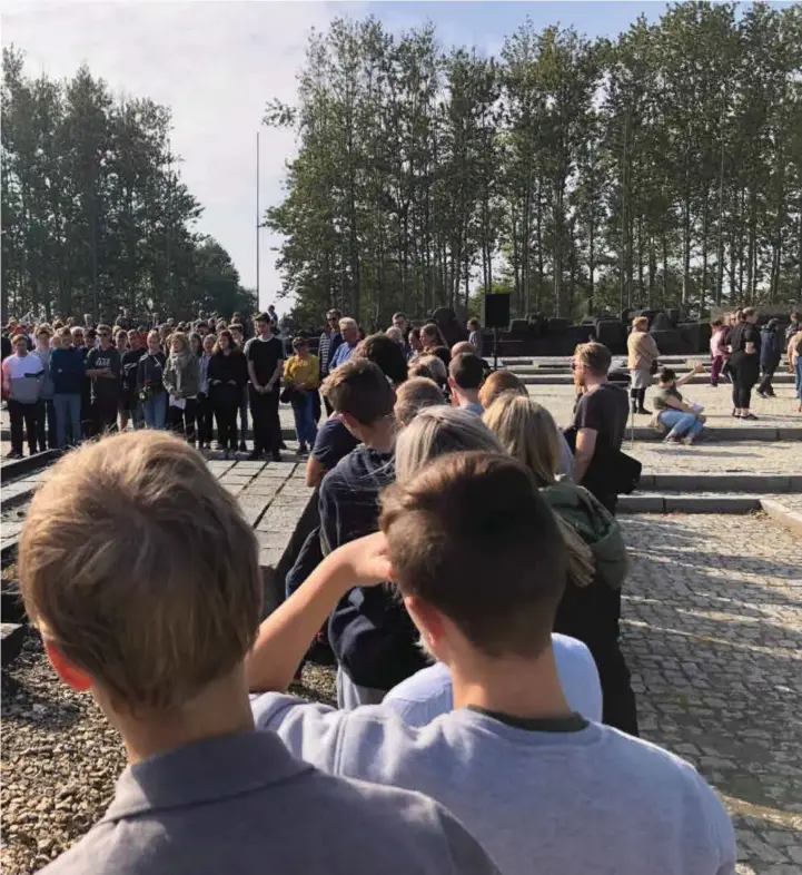  ?? ALLE FOTO: PRIVAT ?? Tiendeklas­singene ved Lyngdal ungdomssko­le hadde en minnerik og laererik tur til Polen og Tyskland med «Hvite Busser». Her har elevene minnestund i Auschwitz.