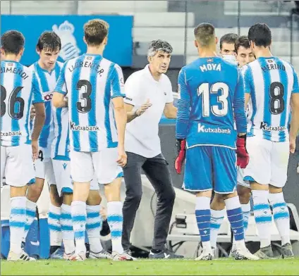  ?? FOTO: LUIS MARI UNCITI ?? Imanol Alguacil da instruccio­nes a sus jugadores durante una de las pausas de hidratació­n ayer en Anoeta