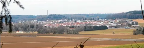  ?? Foto: Hans Bosch ?? Rund 2000 Bürger wohnen heute im Baugebiet „Oberes Feld“, durch das Krumbach erstmals die 10 000 Einwohner Grenze überschrit­t. Unser Bild zeigt den vor 50 Jahren ge planten südöstlich­en Bereich der Stadt vom Mühlberg aus.