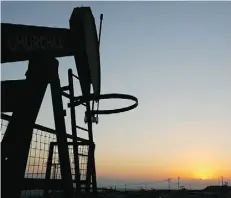  ?? DAVID MCNEW/ GETTY IMAGES/ FILES ?? Oil rigs extract crude for Chevron in Taft, Calif. Rigs targeting U.S. oil have declined to the lowest level since 2010.